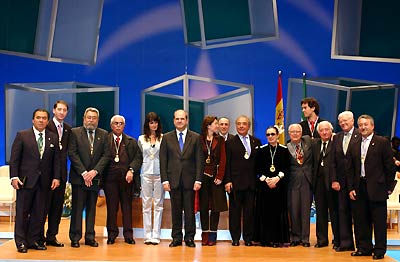 El presidente de la Junta de Andalucía, Manuel Chaves, posa con el grupo de galardonados para la prensa gráfica.