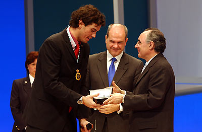 El presidente del Parlamento, Javier Torres Vela, procede a la entrega de la Medalla de Andalucía al deportista Juan José Salvador Jiménez, en presencia del presidente de la Junta, Manuel Chaves.