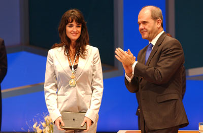 La actriz Paz Vega posa tras recibir la Medalla de Andalucía, de manos del presidente de la Junta, Manuel Chaves.