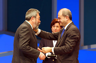 El secretario general de la Unión General Trabajadores, Cándido Méndez Rodríguez, recibe el saludo del presidente de la Junta, Manuel Chaves, tras recoger la Medalla de Andalucía.