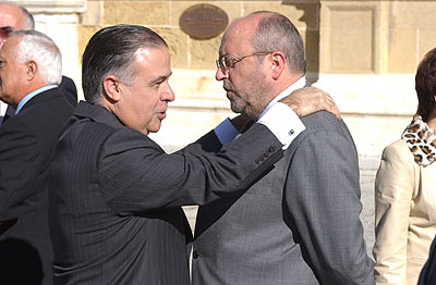 El ex presidente del Parlamento de Andalucía con uno de los miembros de la Diputación Permanente, José Caballos.
