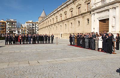 En la imagen, el presidente de la Junta, los consejeros que forman el Gobierno andaluz y miembros de la Diputación Permanente, aplauden tras oír el himno de Andalucía.