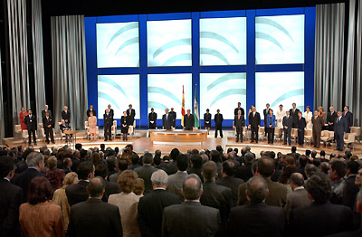 Los asistentes al acto de entrega de las Medallas en el Teatro de la Maestranza de Sevilla, en el momento en que se interpretaba el Himno de Andalucía.