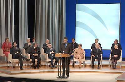 Los galardonados escuchan la lectura del decreto de concesión de medallas