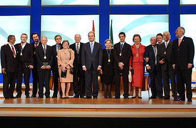 Los premiados posan en la foto de familia junto al presidente Chaves.
