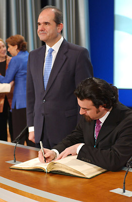 Carlos álvarez, en el momento de la firma.