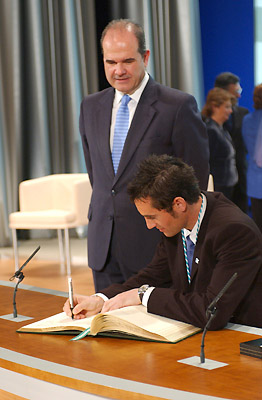 Francisco Fernández 'Paquillo', en el momento de la rúbrica.
