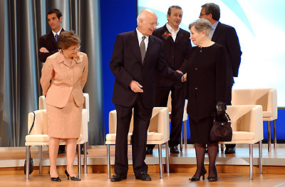 Emilio Lledó departe con Christine Ruiz-Picasso en presencia de Elisa Pérez; en segundo término, "Paquillo", Juan Diego y Ginés Morata.