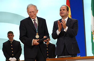 Balbino Povedano, tras recibir su medalla del presidente de la Junta.