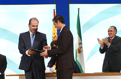 Chaves entrega la Medalla de Andalucía a Francisco Fernández Peláez 'Paquillo'.