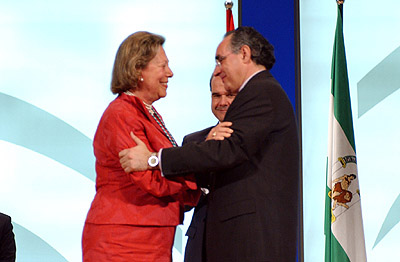 El fotógrafo Carlos Pérez Siquier, recibe la felicitación del presidente de la Junta de Andalucía, Manuel Chaves.