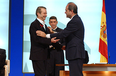 Manuel Chaves saluda al actor sevillano Juan Diego, tras recibir la Medalla de Andalucía.