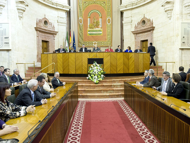 El Parlamento de Andalucía acogió un Pleno con motivo del Día de Andalucía, donde la presidenta de la Cámara, Fuensanta Coves, pronunció su discurso institucional.