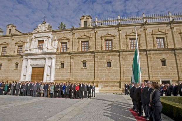 La tradicional izada de la bandera, celebrada en la fachada del Parlamento autonómico con la presencia de las autoridades políticas, sociales y económicas de la comunidad andaluza, abrió los actos de celebración del 28-F. (Foto EFE)