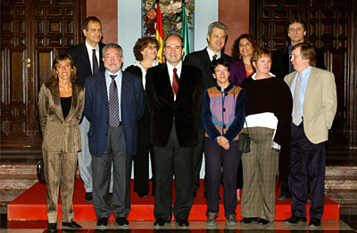 Foto de familia de Manuel Chaves con los investigadores de la Red Europea
