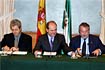 Manuel Chaves con Bernat Soria y Francisco Vallejo en el momento de la firma