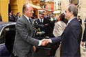 El presidente de la Junta de Andalucía, Manuel Chaves, saluda al Rey Don
Juan Carlos a su llegada al Museo Picasso Málaga