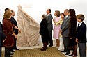 El Rey Don Juan Carlos y Christine Picasso descubren la placa conmemorativa
de la inauguracin del Museo Picasso Mlaga
