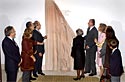 El presidente de la Junta, el alcalde de Mlaga, la ministra de Educacin y
Cultura, SSMM los Reyes y la familia Picasso en el momento de descubrir la
placa conmemorativa
