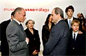 El presidente de la Junta de Andalucía, Manuel Chaves, junto a los miembros
de las tres generaciones de la familia Picasso que han asistido a la
inauguración del museo