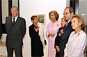 La directora del Museo Picasso Mlaga, Carmen Gimnez, ofrece detalles de la
muestra a SSMM los Reyes, la nuera de Picasso y el presidente andaluz
