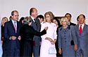 Los Reyes y el presidente andaluz entre los miembros de la familia Picasso
