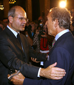 02.11.06.- El responsable del Ejecutivo conversa con el escritor andaluz Antonio Gala en presencia de los medios de comunicación.