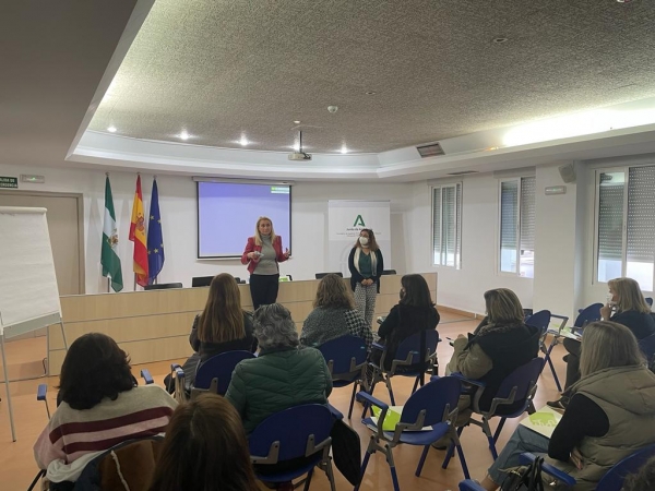 El IAM lanza un taller para profesionales que atienden a víctimas de violencia de género para mitigar el impacto negativo en su salud