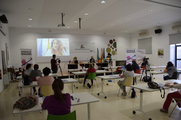 El IAM y la federación de mujeres Sulayr retoman las actividades interrumpidas por el COVID con un taller sobre oficios tradicionales en las crisis