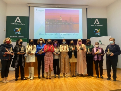 El IAM reconoce a ocho mujeres referentes en Málaga y otorga un premio especial a la bombera María García por el incendio de Sierra Bermeja