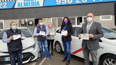 Un total de 300 taxis visibilizarán en Almería el teléfono de atención a las mujeres 900 200 999