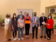 Las mujeres y menores víctimas de violencia machista reciben las cartas del alumnado del centro Jardín de la Reina de Granada