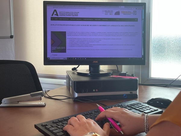 El Instituto Andaluz de la Mujer asesora a consejerías, ayuntamientos y universidades en la elaboración de sus planes de igualdad