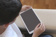 El IAM entrega 60 tabletas a la población infantil de los centros de acogida para que puedan continuar con su formación online