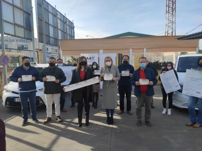 Más de 5.200 taxis de toda Andalucía visibilizarán el teléfono de atención a las mujeres 900 200 999
