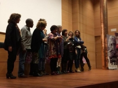 La directora del Instituto Andaluz de la Mujer (IAM), Silvia Oñate, ha reconocido “el imprescindible empuje” del tejido asociativo de mujeres en todas las iniciativas que ha llevado a cabo el IAM a lo largo de sus 25 años de existencia, y que han tenido como fruto derechos y libertades para las todas mujeres. La directora ha clausurado el Feminario anual que organiza la Plataforma Andaluza de Apoyo al Lobby Europeo de Mujeres, y que este año cumple también su 25 aniversario. En él, Oñate ha querido agradecer al feminismo andaluz “su constante trabajo por la defensa de la igualdad de género”, y ha animado al asociacionismo a “continuar  abriendo caminos para las mujeres”, en un momento crucial.     El Feminario, que cuenta con la colaboración del IAM, tiene como objetivo la creación de un lugar de encuentro feminista de referencia nacional e internacional para la formación, reflexión y debate sobre cómo constituir una sociedad más justa e igualitaria. Dirigido a mujeres, asociaciones feministas, alumnado universitario e instituciones, el feminario ha contado con la participación de más de 270 mujeres de toda España y  de Francia.      Oñate ha animado asimismo a las mujeres jóvenes a “a incorporarse y tomar el relevo de otras generaciones de mujeres que tanto han luchado por los derechos que hoy disfrutamos, y que corren el riesgo de perderse”. En este sentido, ha recordado que desde 2011 hasta hoy España ha caído del puesto 12 al 29 en el ránking de igualdad de género del Foro Económico Mundial, ocupando aún peores posiciones si se mide la igualdad en materia de sanidad (puesto 87) y en oportunidades laborales (el puesto 84). La directora ha señalado recortes e iniciativas estatales que han influido en este descenso, tales como la reforma laboral ­que afecta especialmente a las mujeres a través de los contratos a tiempo parcial y el descuelgue de los convenios colectivos que garantizaban la igualdad-, la retirada de las ayudas estatales a la dependencia, la eliminación de la gratuidad en algunos diagnósticos y tratamientos de fertilidad o la reforma de la administración local ­que pone en peligro la red de atención más cercana a la mujer­ , entre otros.     La directora del IAM ha subrayado “el triunfo social” sobre algunas de estas medidas, como el intento fallido de reforma de la ley del aborto, y ha insistido por ello en “la necesidad de seguir defendiendo los derechos conseguidos” y reivindicar “desde el asociacionismo” nuevas medidas que permitan avanzar hacia “una mayor corresponsabilidad en el ámbito doméstico, una mayor presencia de mujeres en las esferas de decisión y dirección, una mayor cultura de la igualdad y, sobre todo, una completa eliminación de la violencia de género y del machismo que la sustenta”, prioridad del IAM en su hoja de ruta.