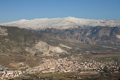 Vista de Granada con Sierra Nevada al fondo