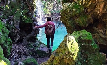 Mujer accediendo a una cascada