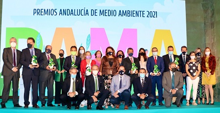 Todos los premiados en el escenario de la ceremonia