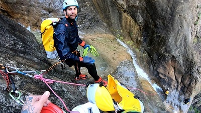 Persona en un barranco equipada con todo el material
