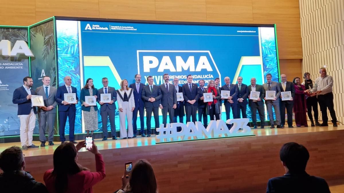 Todos los premiados de la XXVII edición en el escenario, recibiendo el aplauso del público