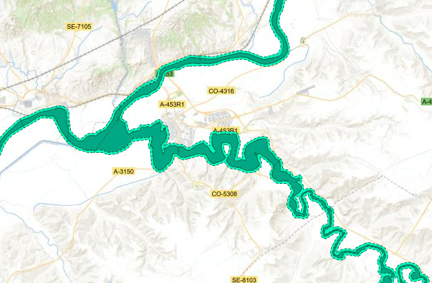 Sección de mapa de zona urbanizada, con un río sinuoso marcado en color verde