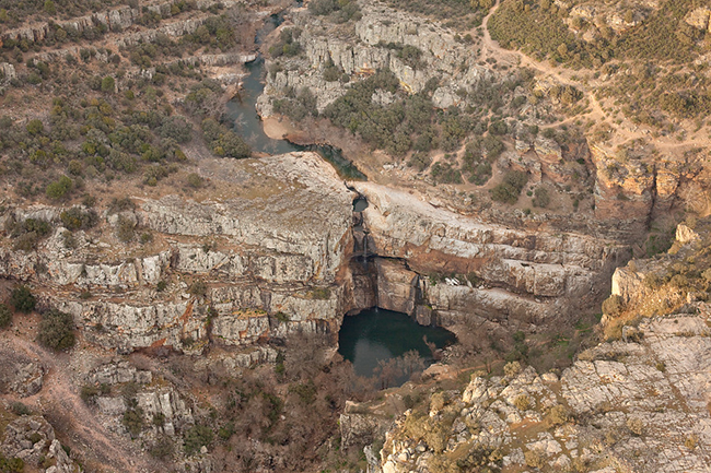 Ampliar imagen: vista aérea del río Guarrizas y de la cascada de Cimbarra
