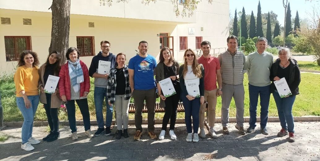 Participantes mostrando sus certificados