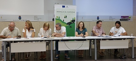 Siete ponentes sentados junto a la mesa de presentaciones