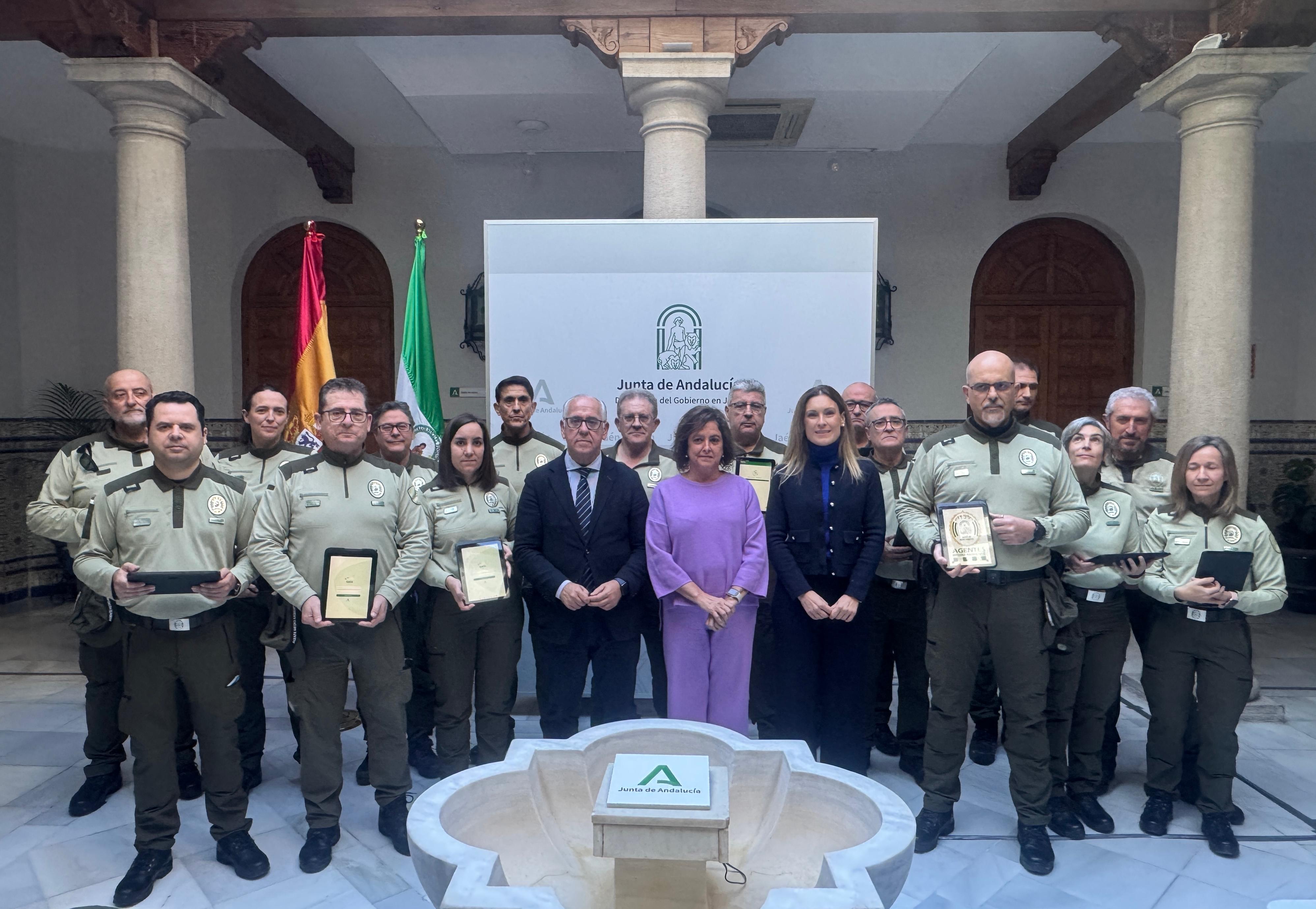 Catalina García entrega las tablets a los Agentes de Medio Ambiente.