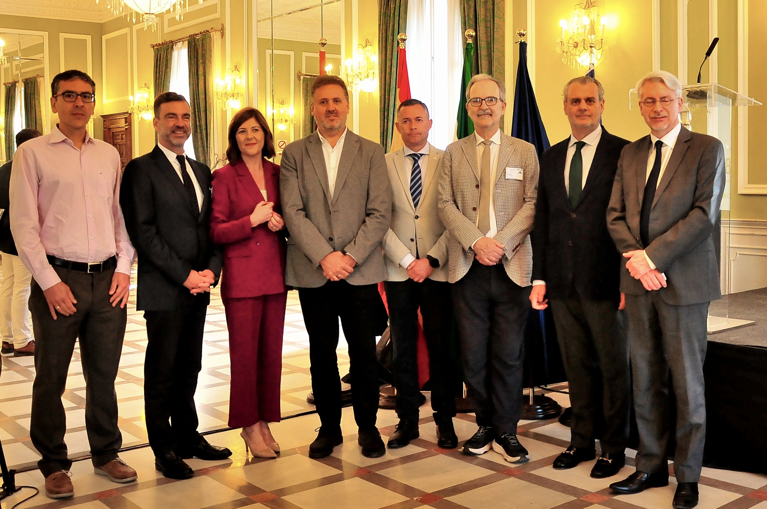 Representantes de la administración andaluza posan en grupo en acto institucional en el Carmen de los Mártires.