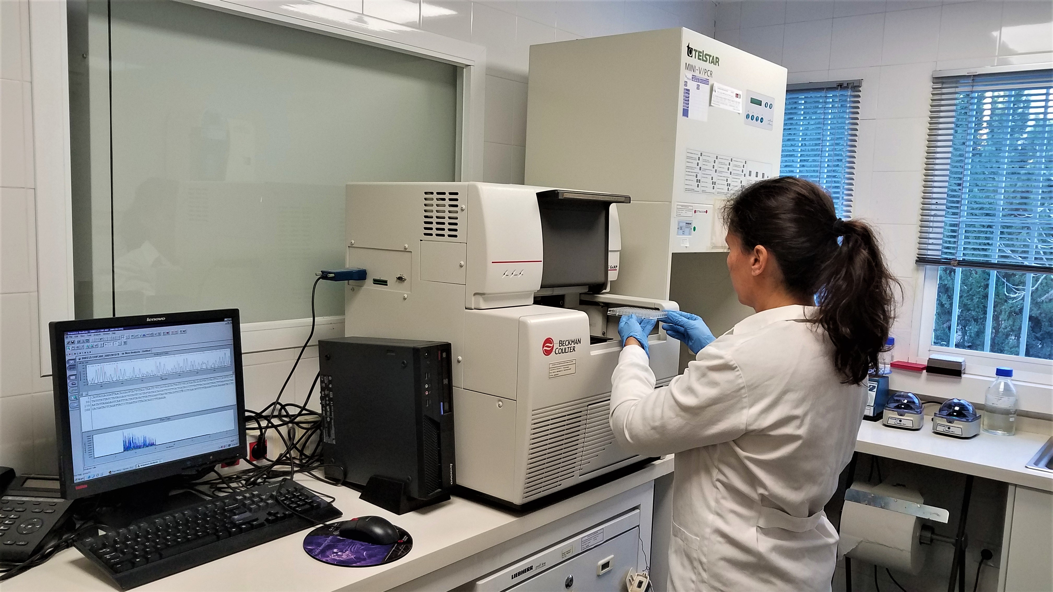 Técnica de laboratorio trabajando con maquinaria especializada