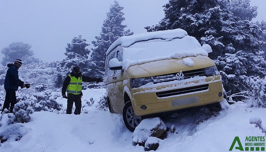 Ampliar imagen: operativo de rescate de vehículo atrapado en la nieve durante un día de intensa nevada en la montaña