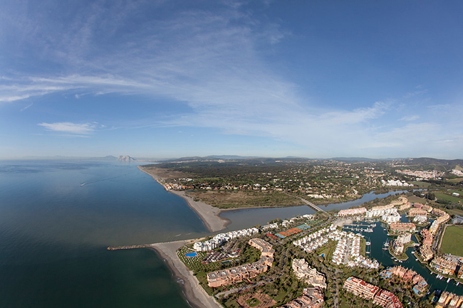 Ampliar imagen: vista aérea de la desembocadura del Río Guadiaro en Sotogrande.
